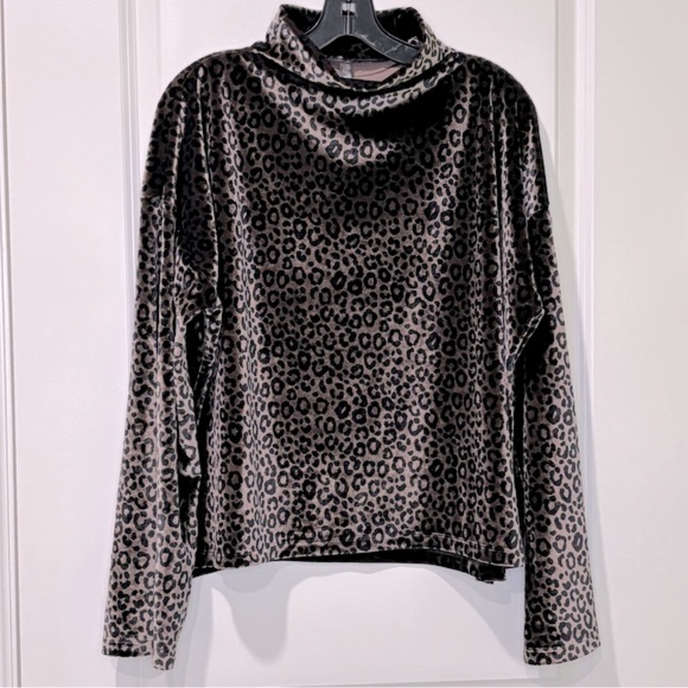 Victoria Sport Victoria’s Secret Velour Leopard Mock Turtleneck Top Size…